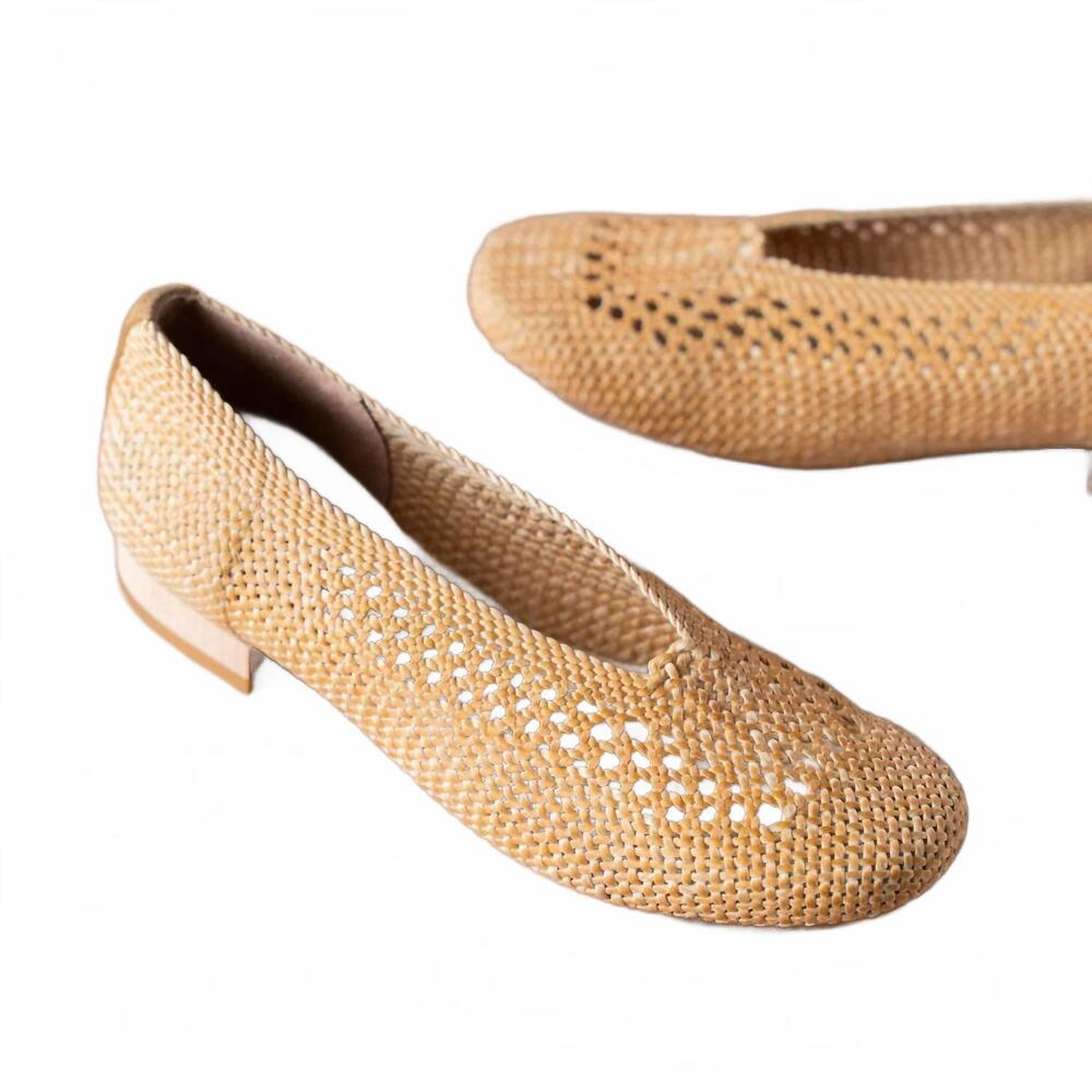 NEW ERIC MICHAEL women's olivia ballet flats in tan